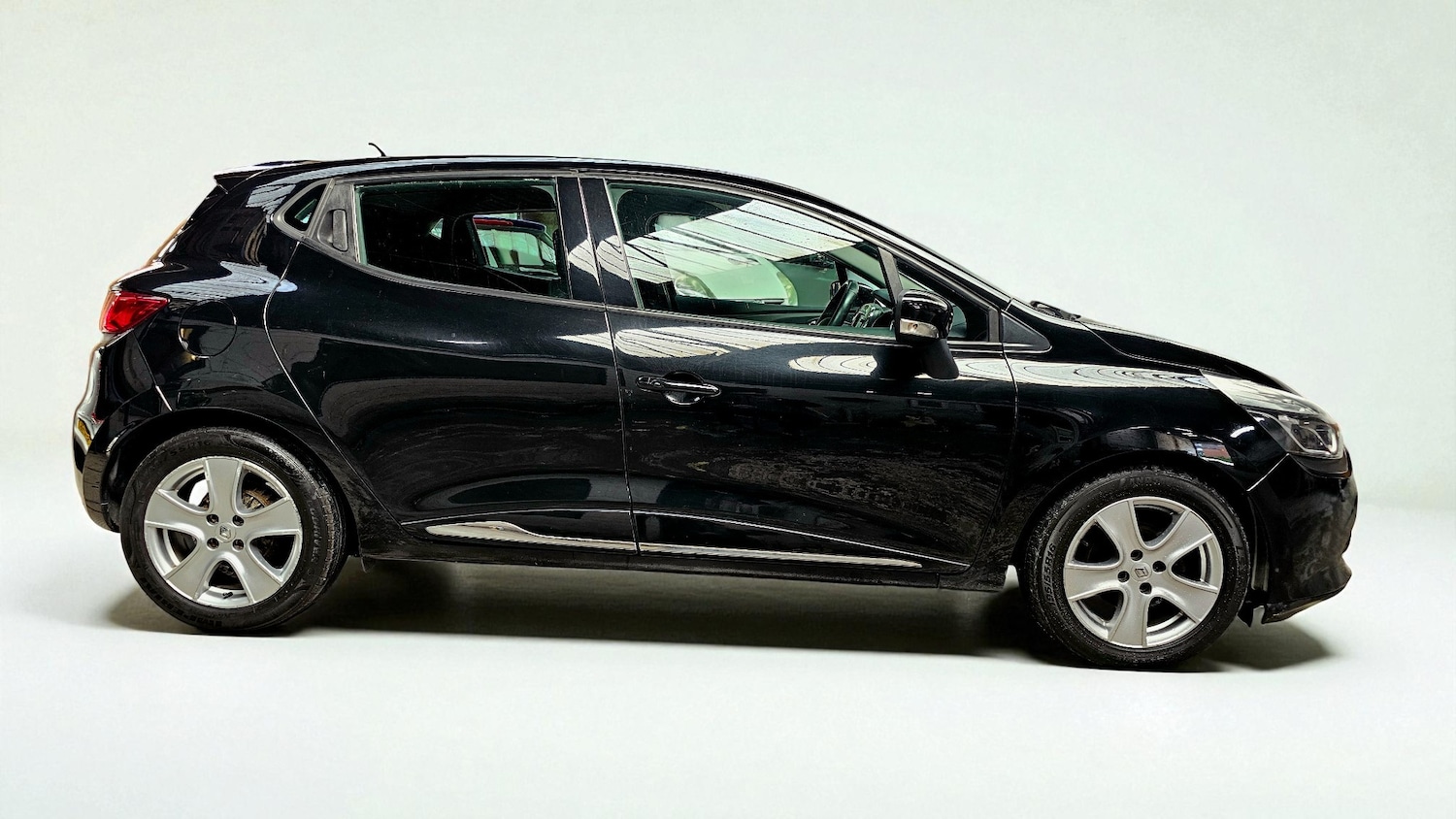 Used Renault Clio 2015 for sale - 77459676: Photo 2