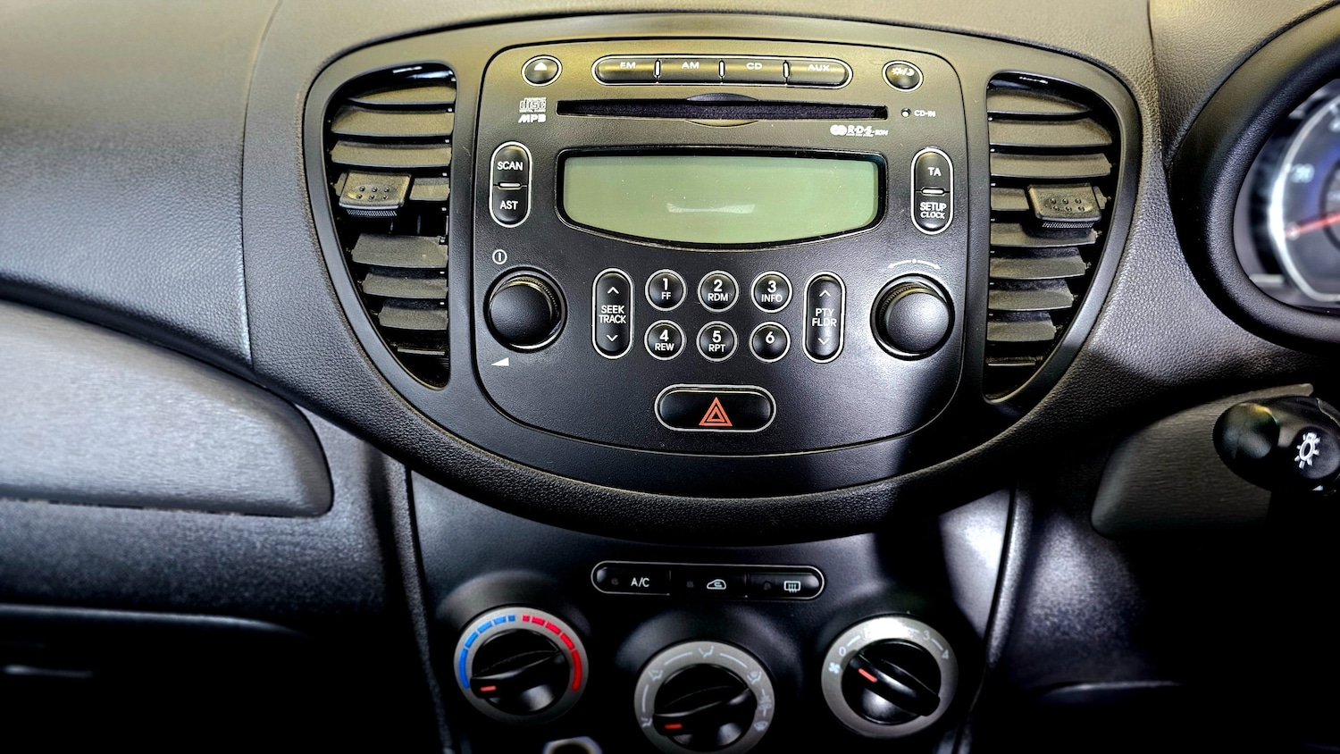 Used Hyundai i10 2013 for sale - 77459680: Photo 11