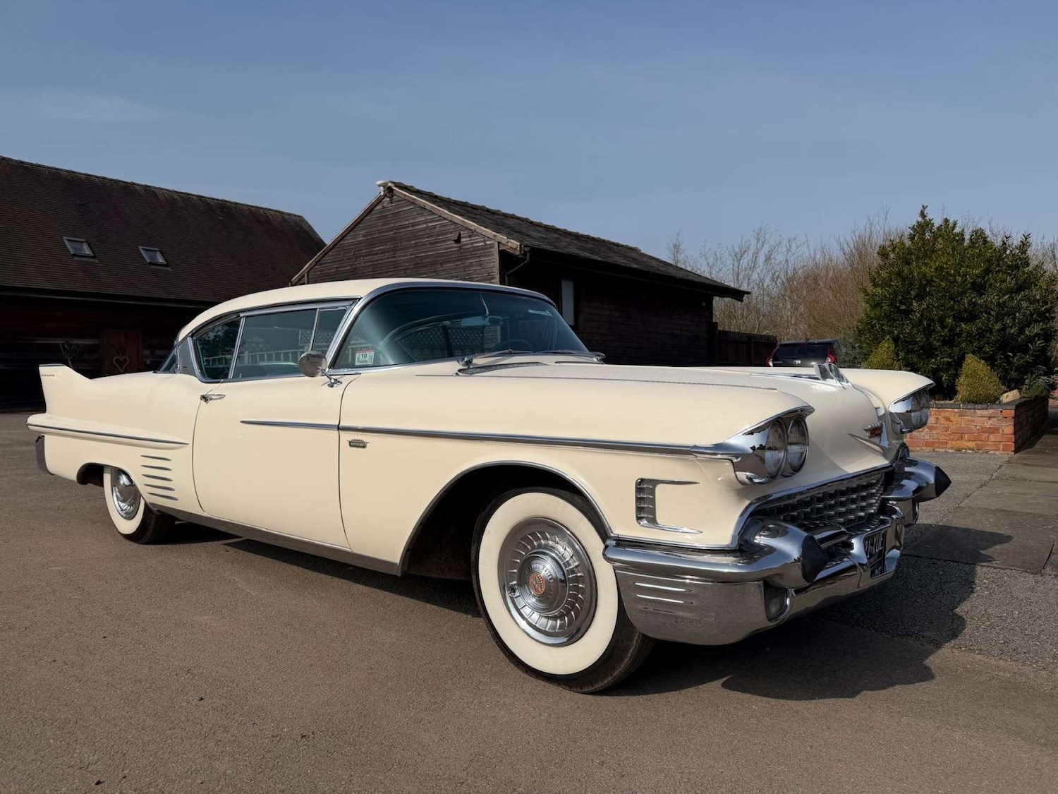 Used Cadillac De Ville 2011 for sale - 78000681: Photo 2