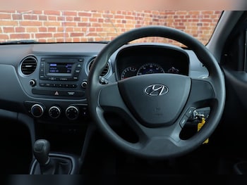 Used Hyundai i10 2017 for sale - 76081164: Photo