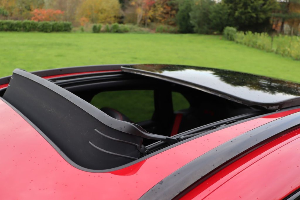 Used Porsche Macan 2021 for sale - 76223983: Photo 2