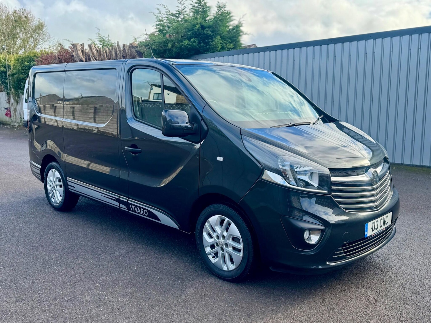 Used Vauxhall Vivaro 2017 for sale - 76360324: Photo 1