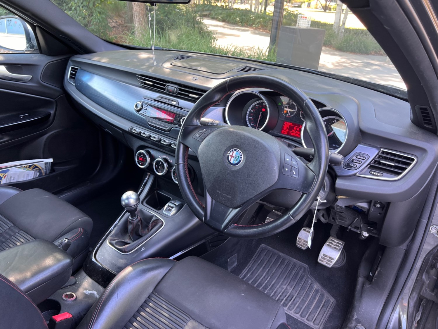 Alfa Romeo Giulietta 2011 (11) - 2.0 JTDM-2 170 Veloce 5dr - Image 14