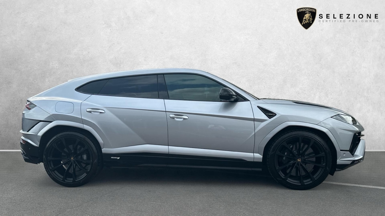 Used Lamborghini Urus 2023 for sale - 75718429: Photo 2
