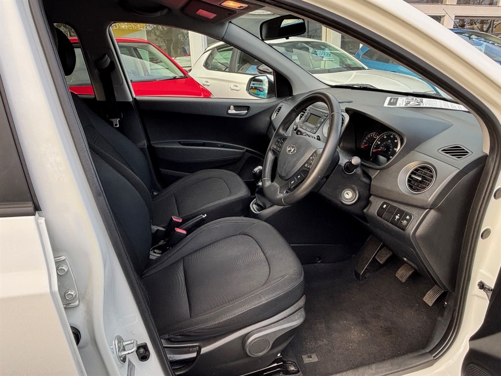 Used Hyundai i10 2017 for sale - 76840314: Photo 4