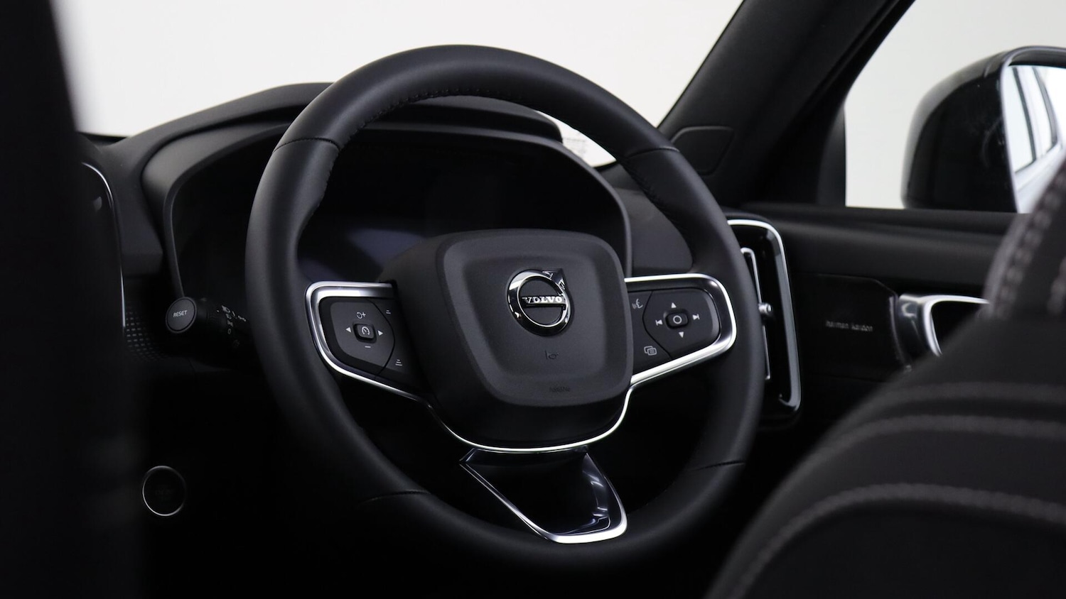 Used Volvo XC40 2025 for sale - 76138580: Photo 10
