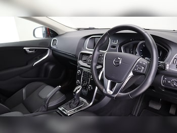 Used Volvo V40 2019 for sale - 75520427: Photo
