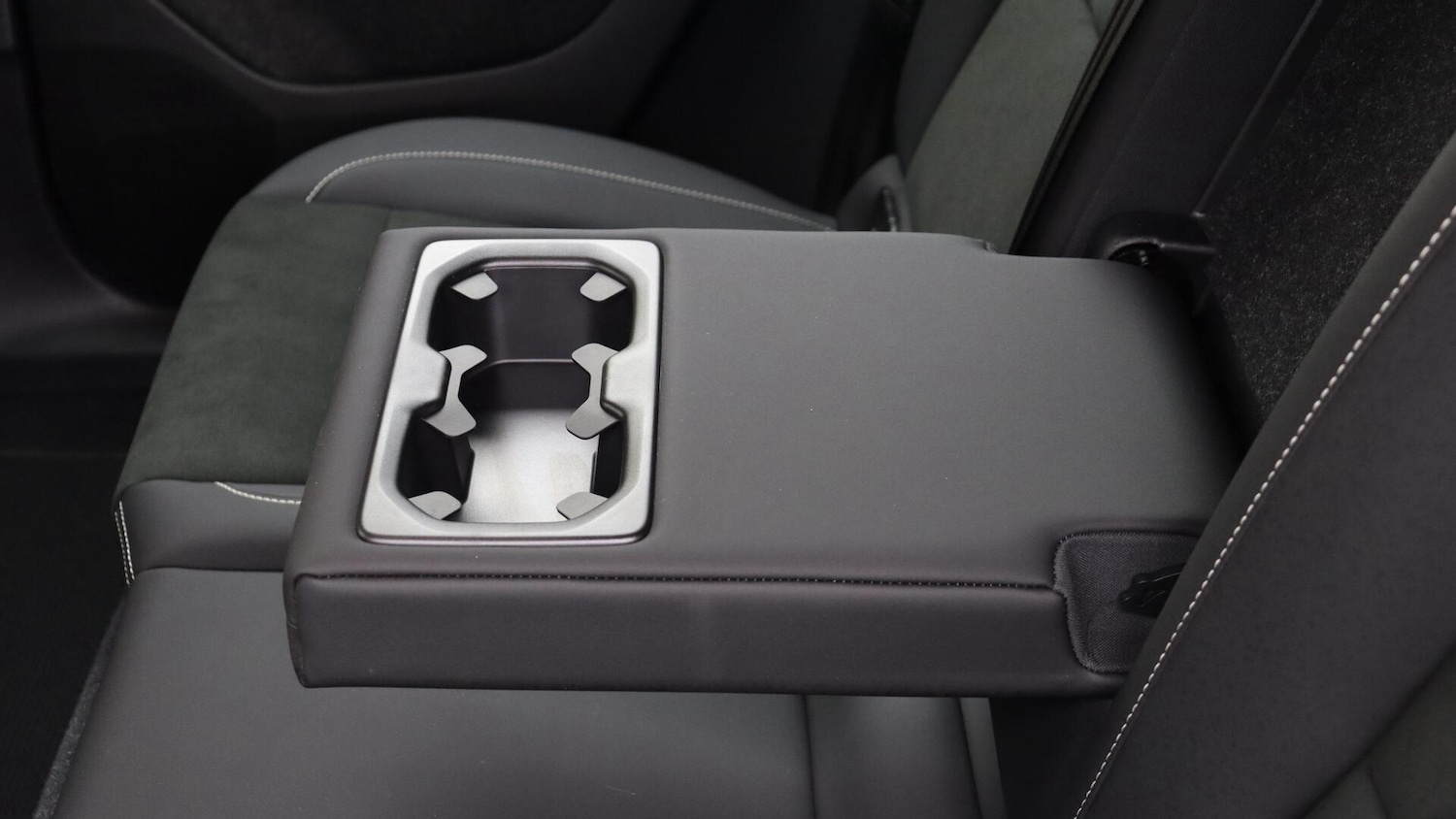 Used Volvo XC40 2023 for sale - 75808769: Photo 31