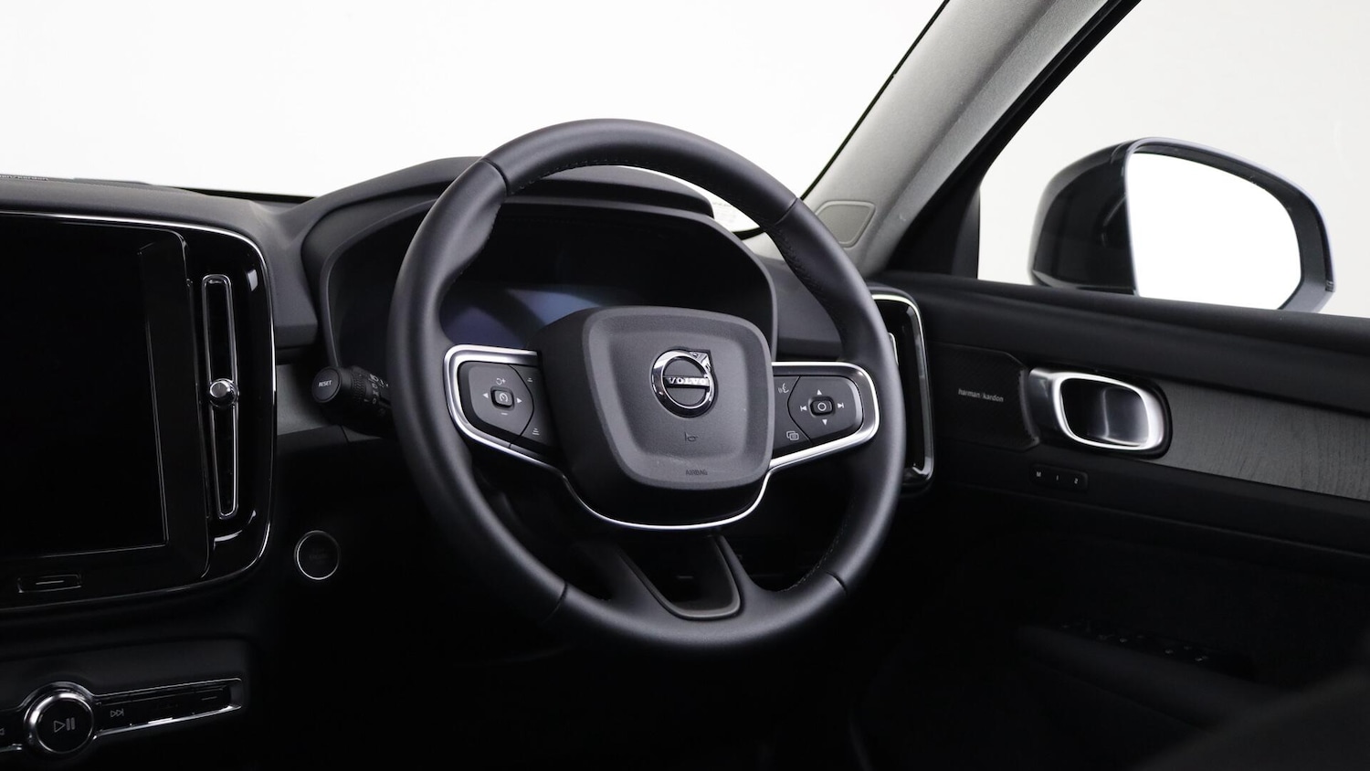 Used Volvo XC40 2025 for sale - 76158975: Photo 10