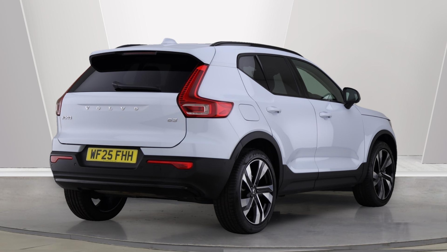 Used Volvo XC40 2025 for sale - 76072543: Photo 2
