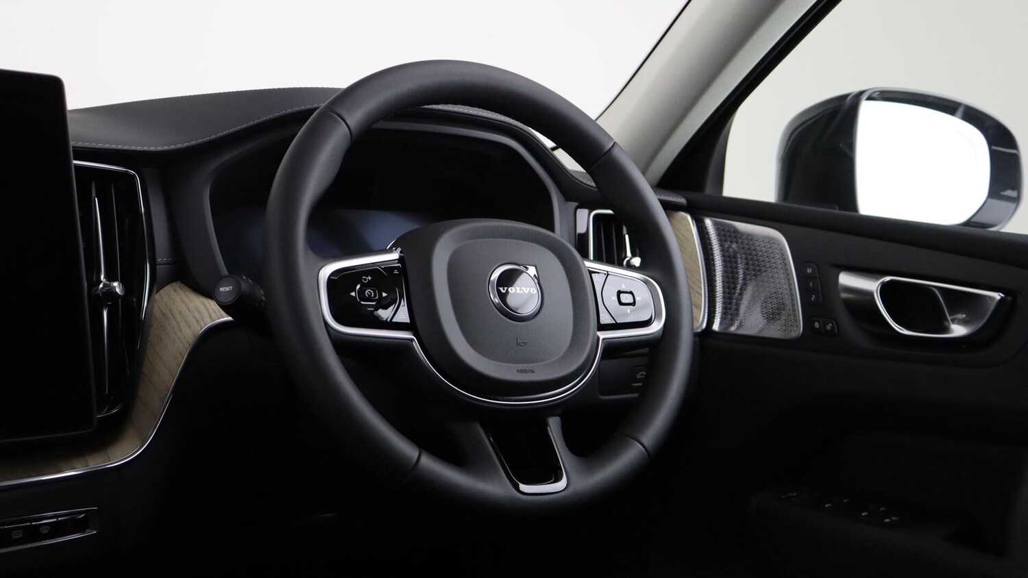 Used Volvo XC60 2025 for sale - 76026417: Photo 10