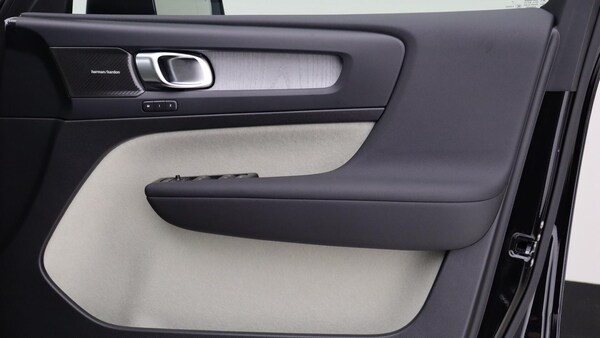Used Volvo XC40 for sale - 76188885: Photo 27
