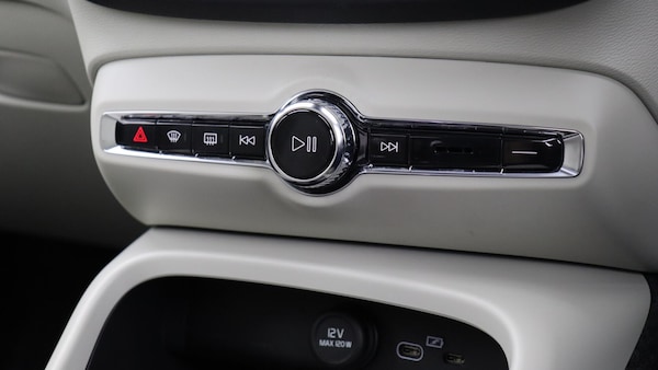 Used Volvo XC40 for sale - 76188885: Photo 42