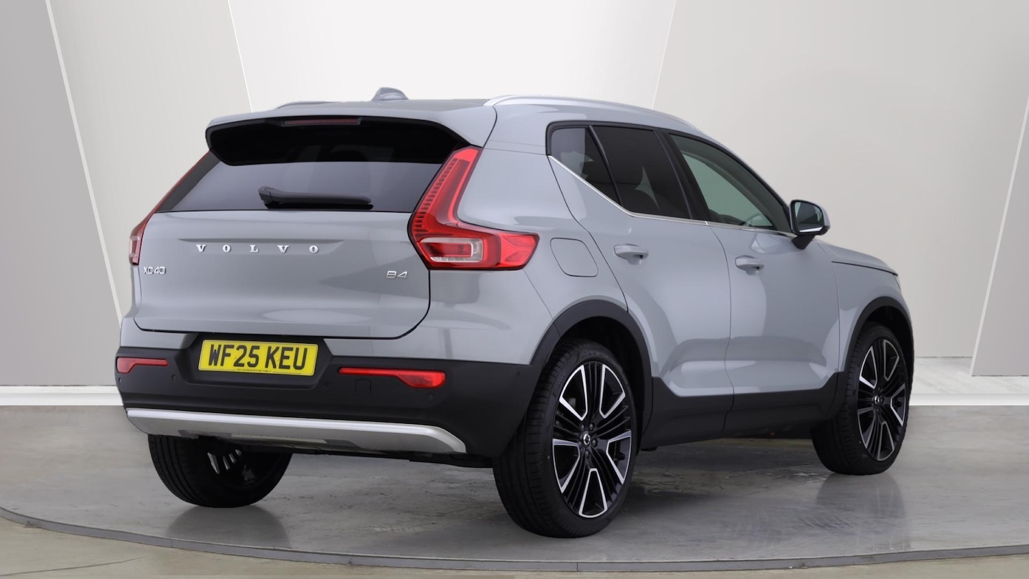 Used Volvo XC40 2025 for sale - 76013180: Photo 2