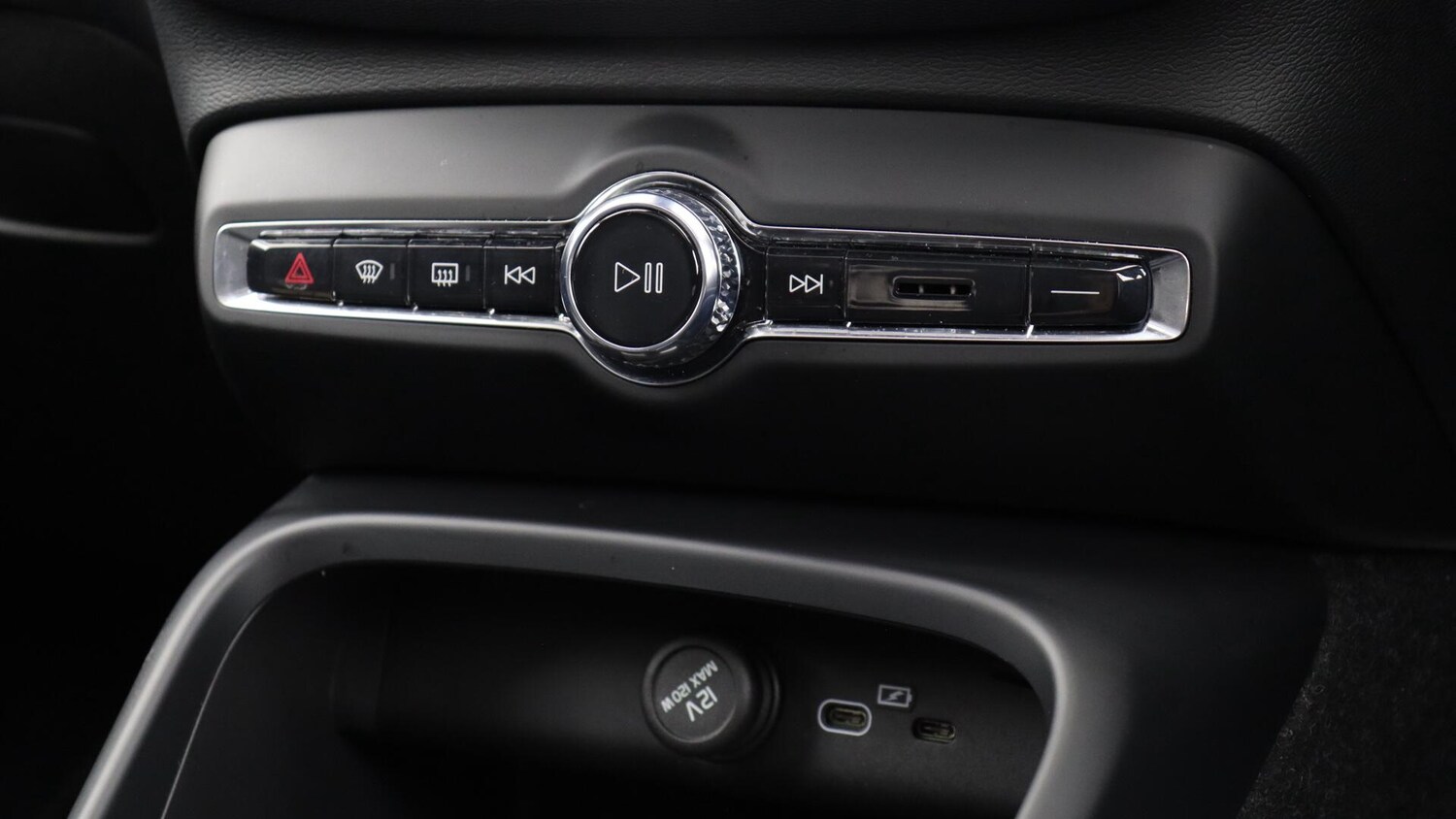 Used Volvo XC40 2025 for sale - 76013180: Photo 44