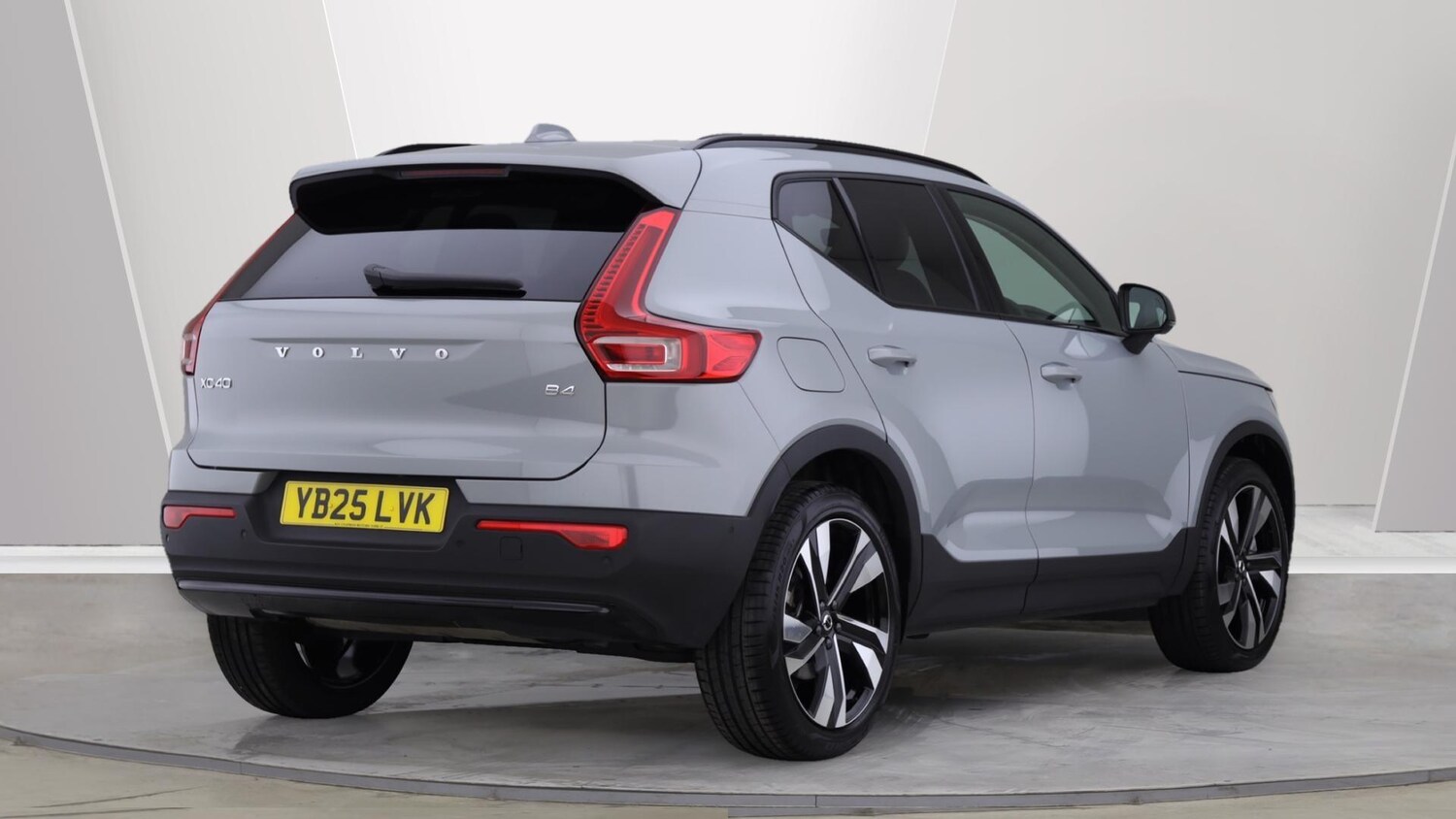 Used Volvo XC40 2025 for sale - 76012709: Photo 2