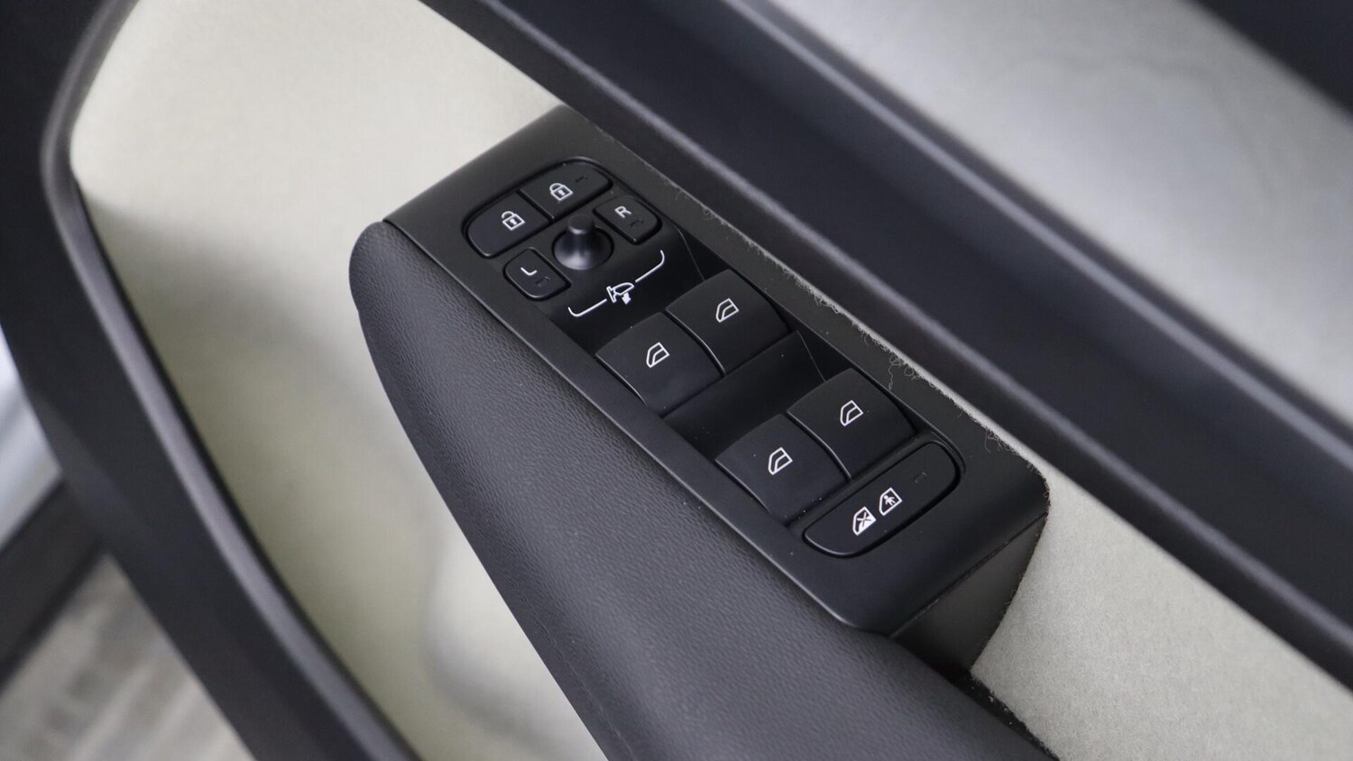 Used Volvo XC40 2025 for sale - 76012709: Photo 23