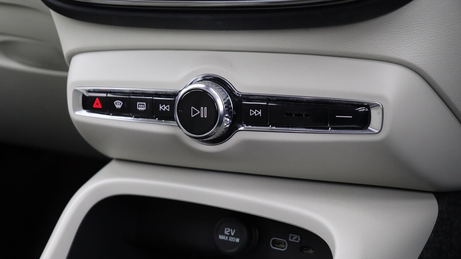 Used Volvo XC40 2025 for sale - 76012709: Photo 42