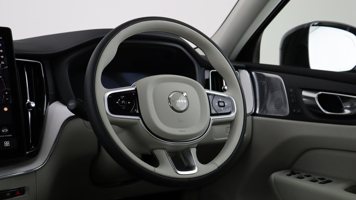 Used Volvo XC60 2025 for sale - 76032053: Photo 10