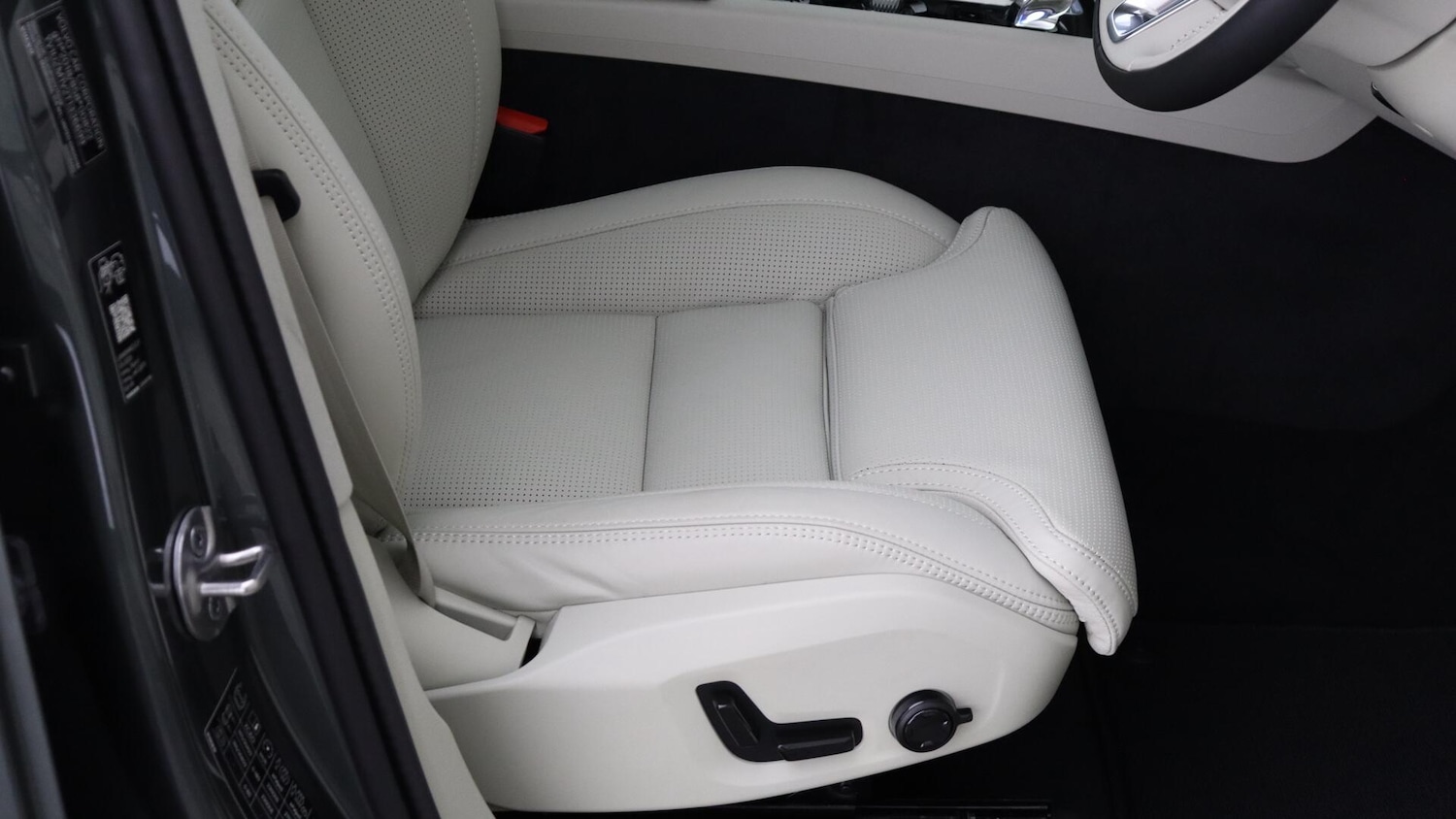 Used Volvo XC60 2025 for sale - 76032053: Photo 29
