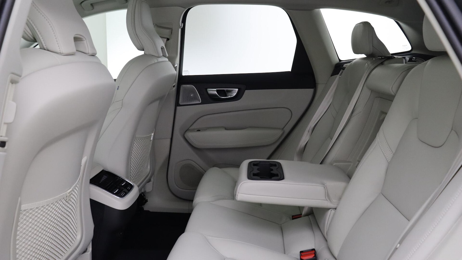 Used Volvo XC60 2025 for sale - 76032053: Photo 32