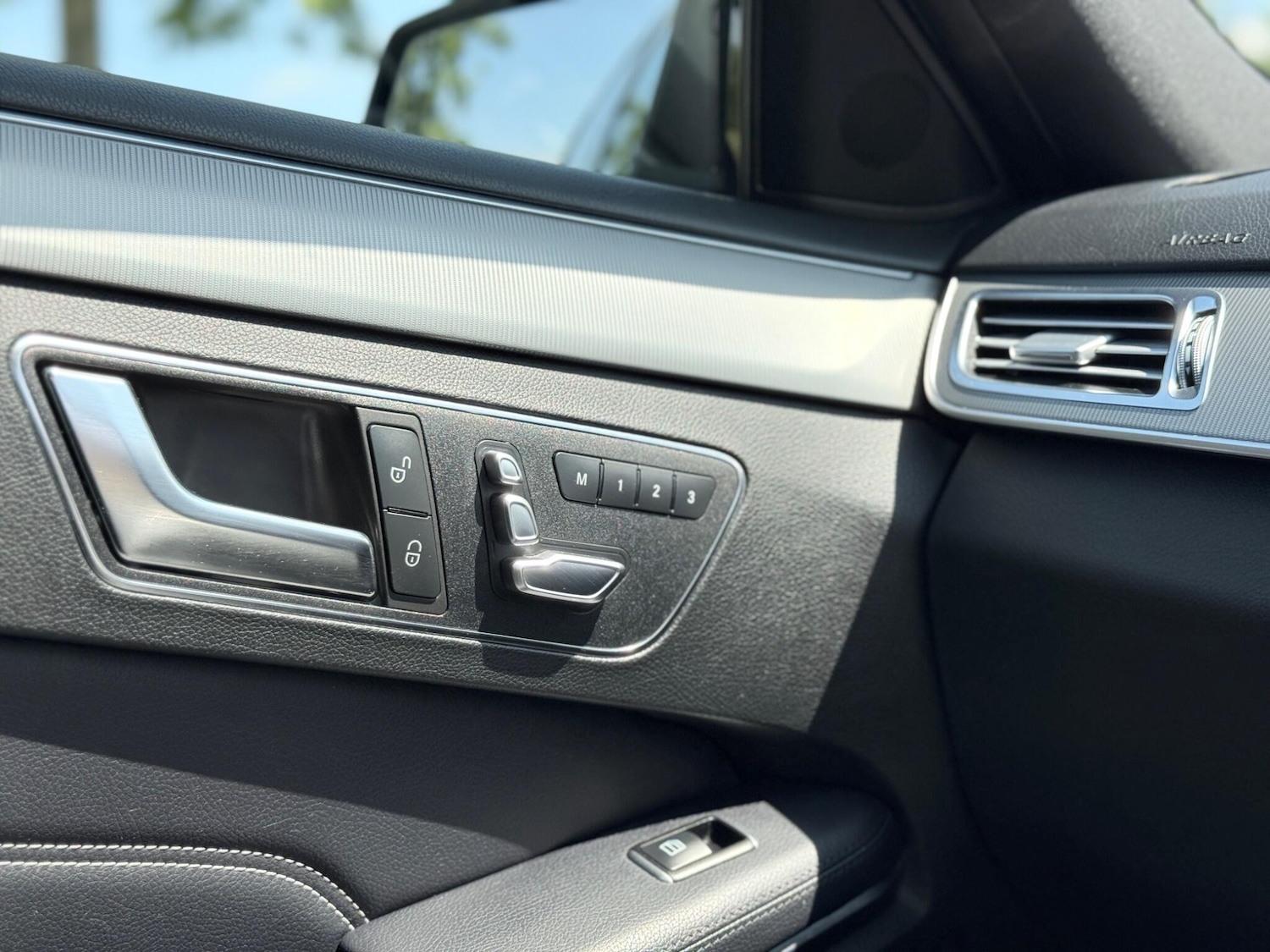 Used Mercedes-Benz E Class 2015 for sale - 76370843: Photo 33