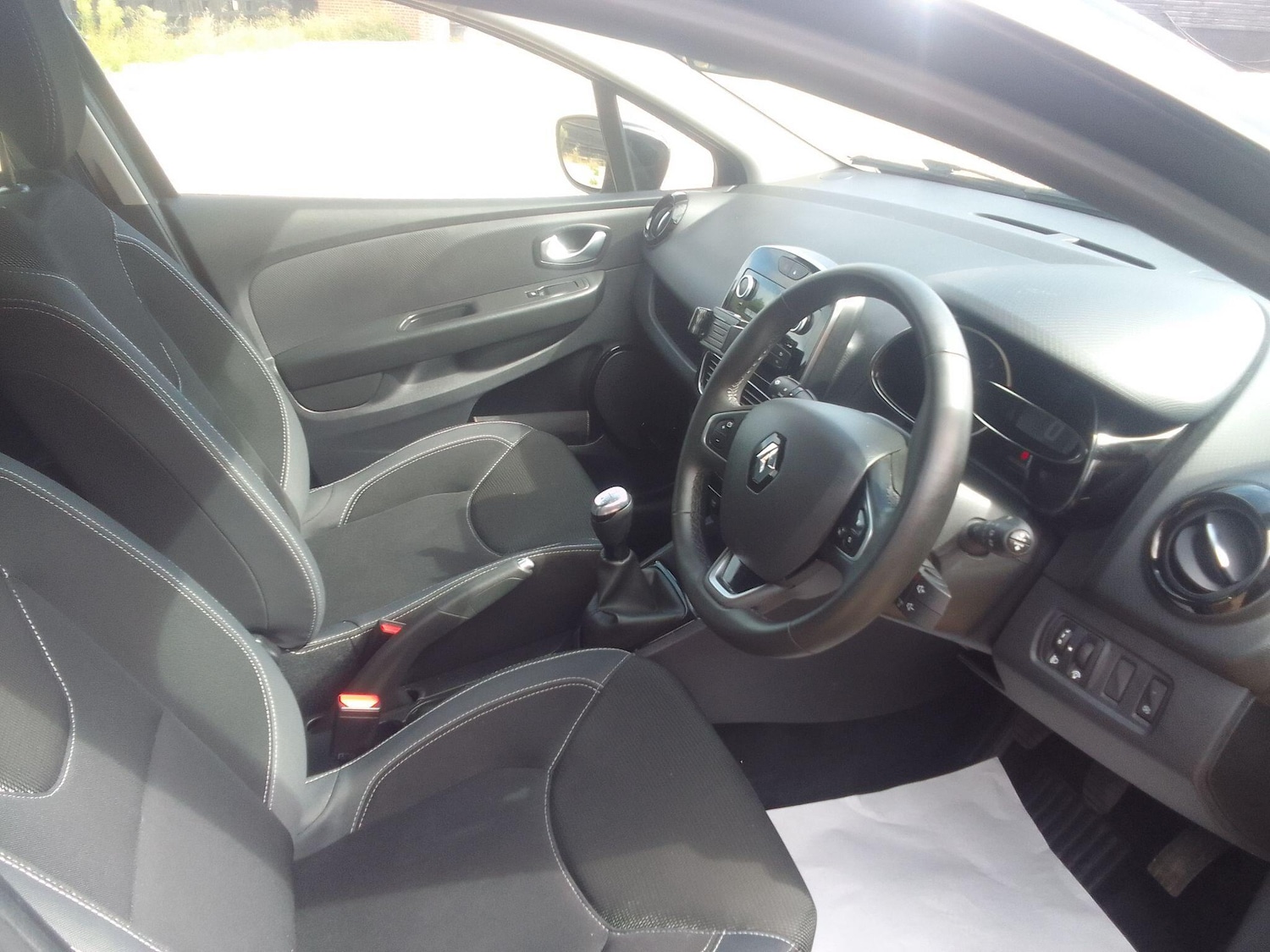 Used Renault Clio for sale - 76735500: Photo 17