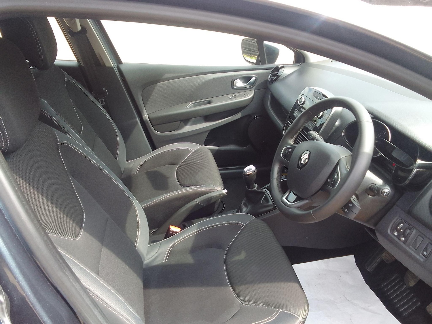 Used Renault Clio for sale - 76735330: Photo 18