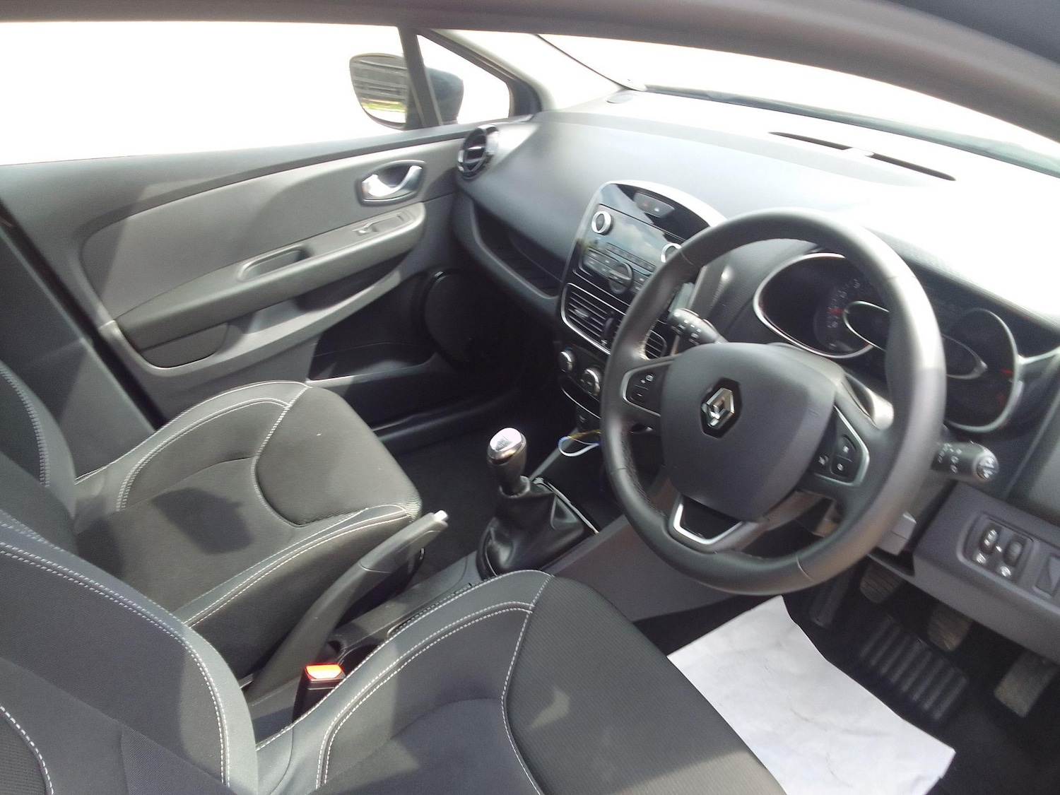 Used Renault Clio for sale - 76735330: Photo 19