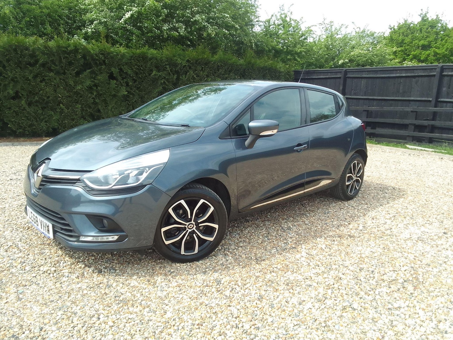 Used Renault Clio for sale - 76735330: Photo 2
