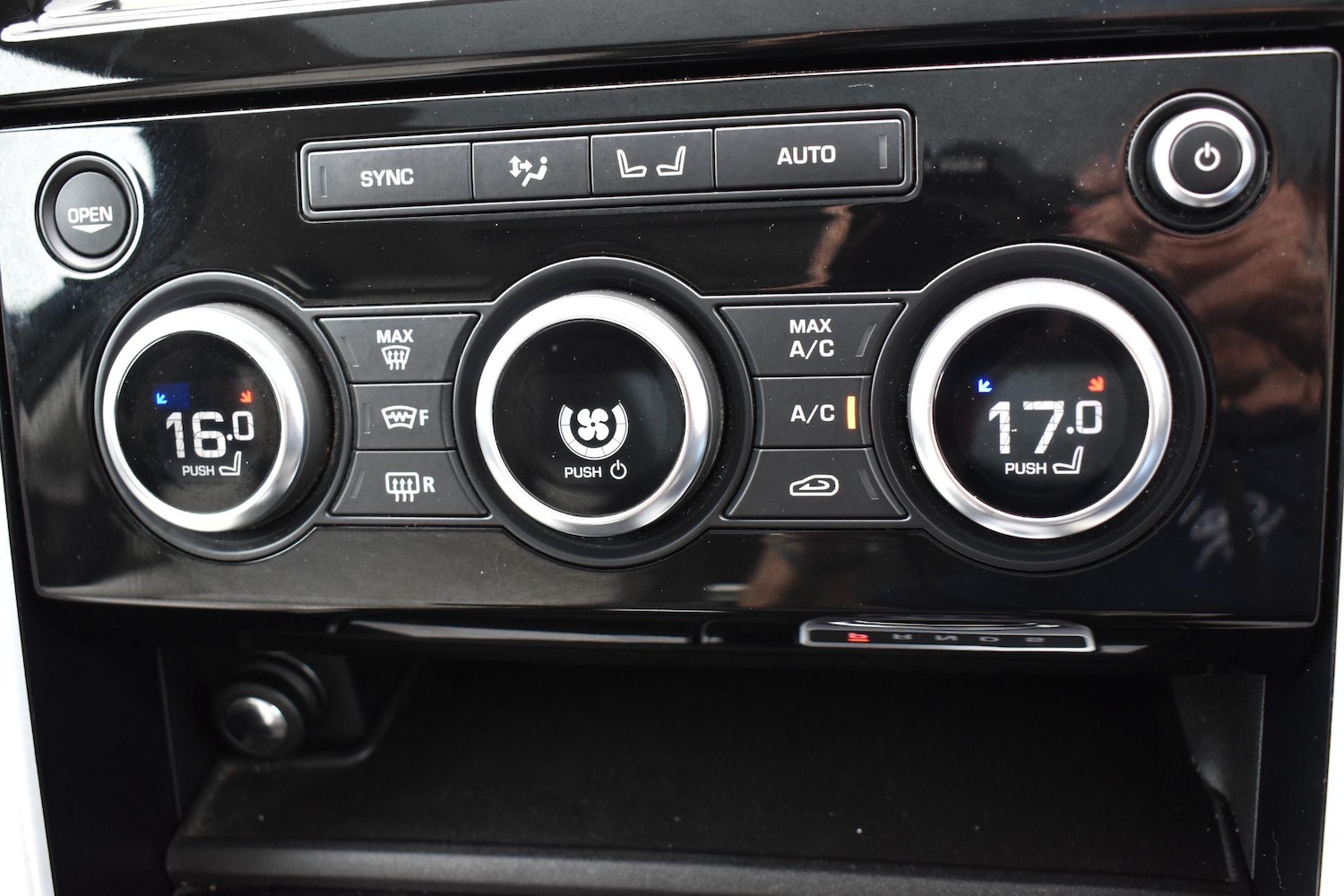 Used Land Rover Discovery 2017 for sale - 76953843: Photo 17