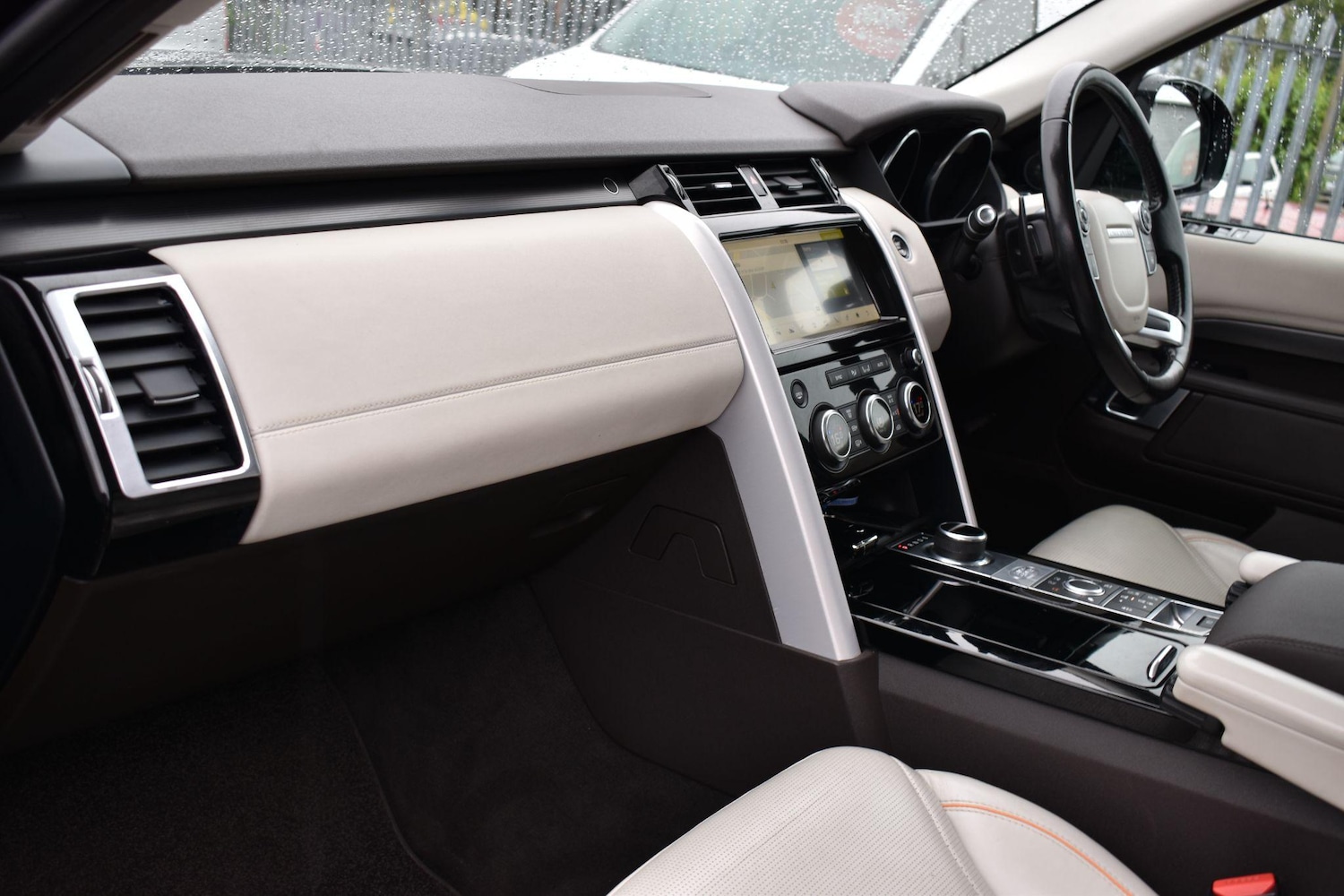 Used Land Rover Discovery 2017 for sale - 76953843: Photo 9