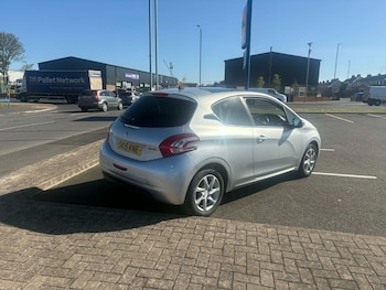 Used Peugeot 208 2015 for sale - 78456633: Photo