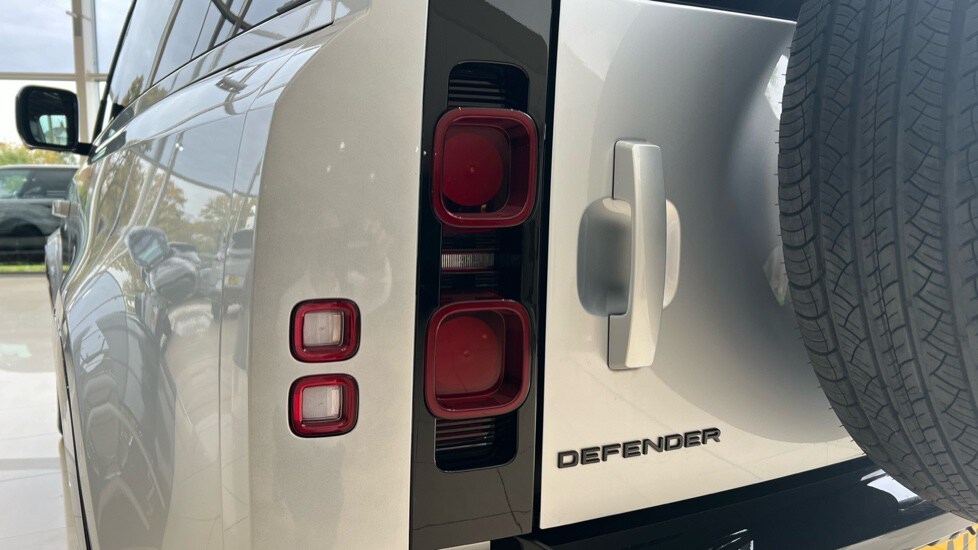 Used Land Rover Defender 2024 for sale - 76061992: Photo 19