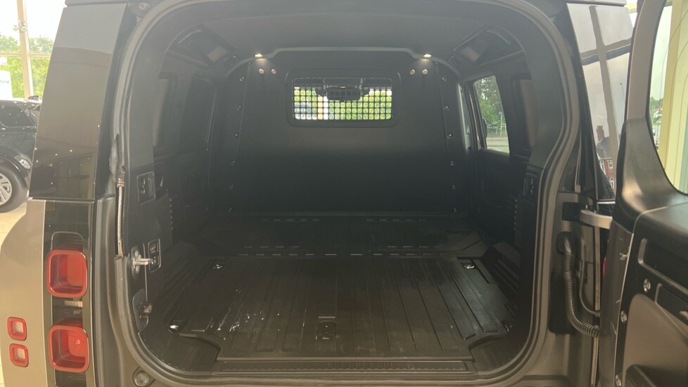 Used Land Rover Defender 2021 for sale - 76229169: Photo 10