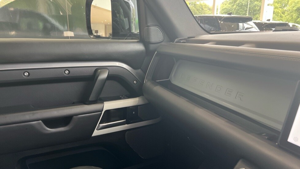 Used Land Rover Defender 2021 for sale - 76229169: Photo 24