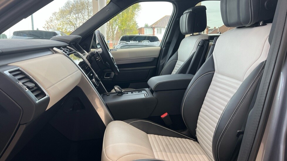 Used Land Rover Discovery 2024 for sale - 76851197: Photo 3