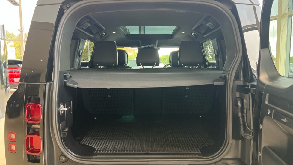 Used Land Rover Defender 2023 for sale - 76007860: Photo 10