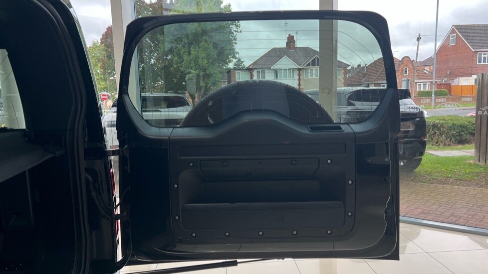 Used Land Rover Defender 2023 for sale - 76007860: Photo 35