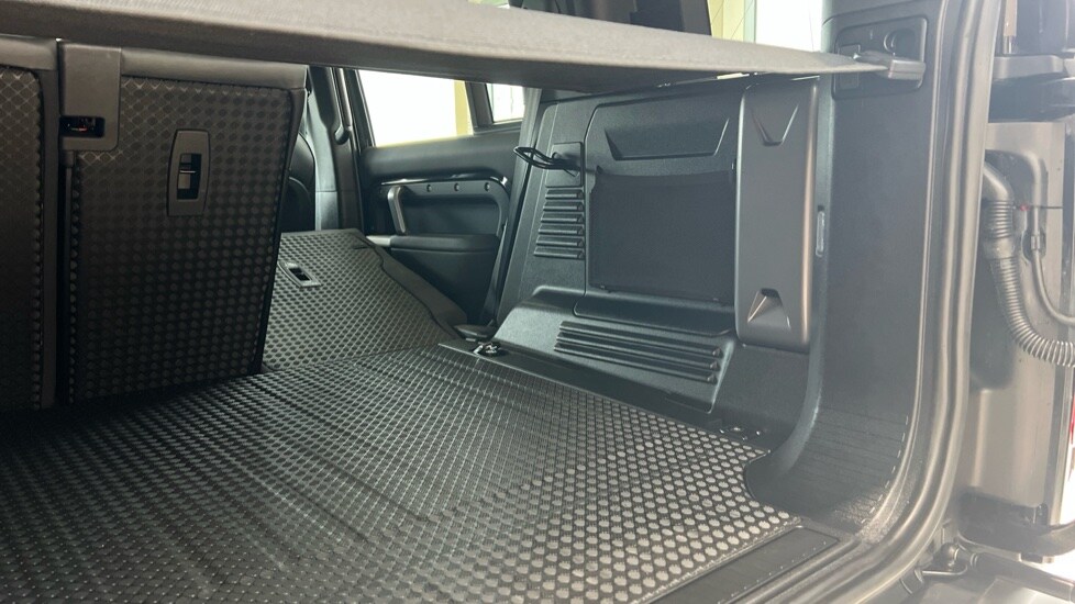 Used Land Rover Defender 2023 for sale - 76007860: Photo 36