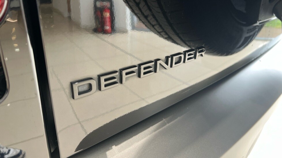 Used Land Rover Defender 2023 for sale - 76007860: Photo 47