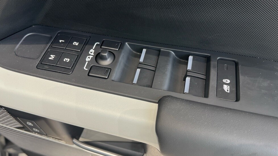 Used Land Rover Defender 2023 for sale - 76007860: Photo 75