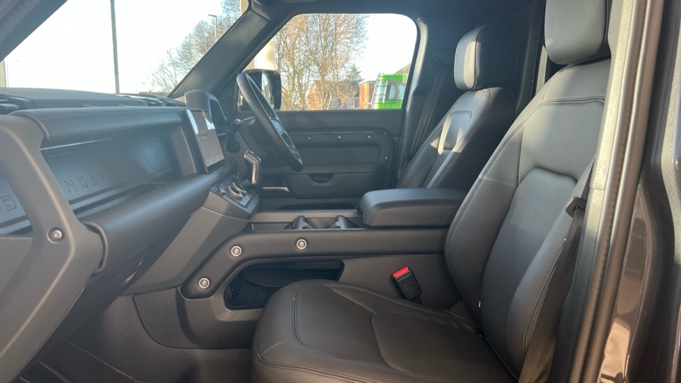 Used Land Rover Defender 2024 for sale - 76888776: Photo 3