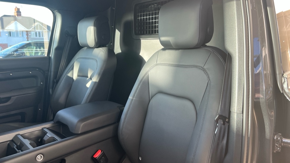 Used Land Rover Defender 2024 for sale - 76888776: Photo 4