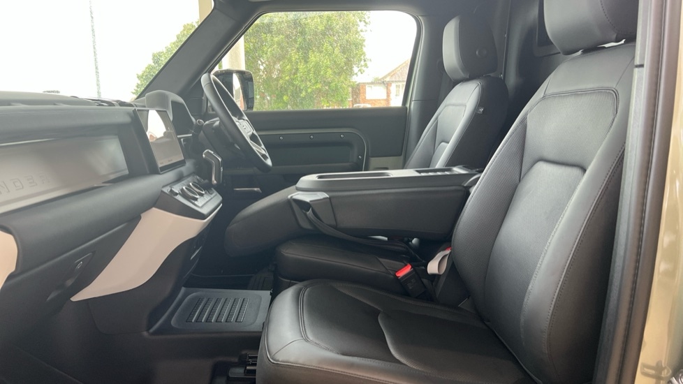 Used Land Rover Defender 2025 for sale - 76563694: Photo 3