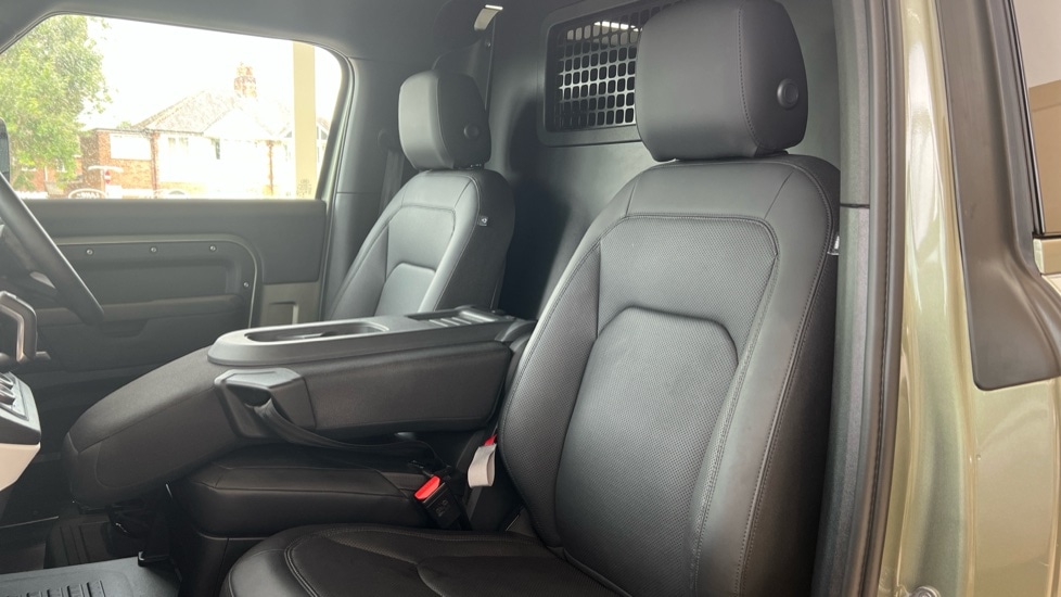 Used Land Rover Defender 2025 for sale - 76563694: Photo 4