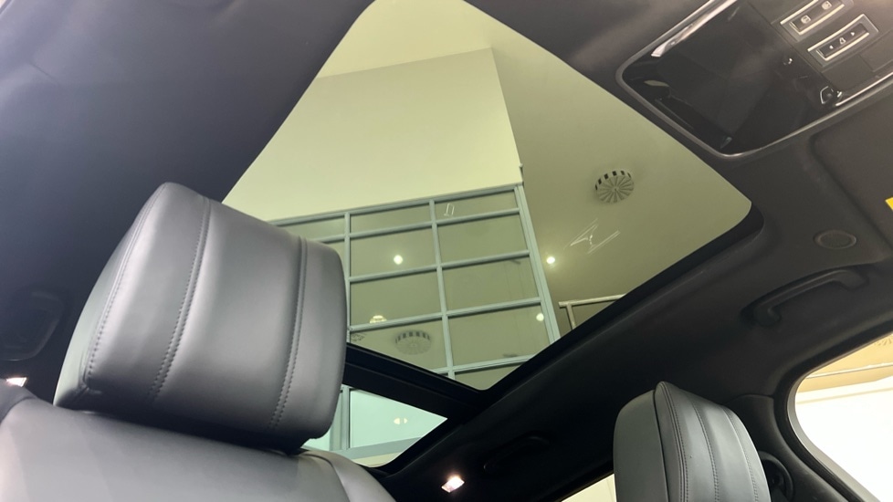 Used Land Rover Range Rover Velar 2024 for sale - 76254907: Photo 21