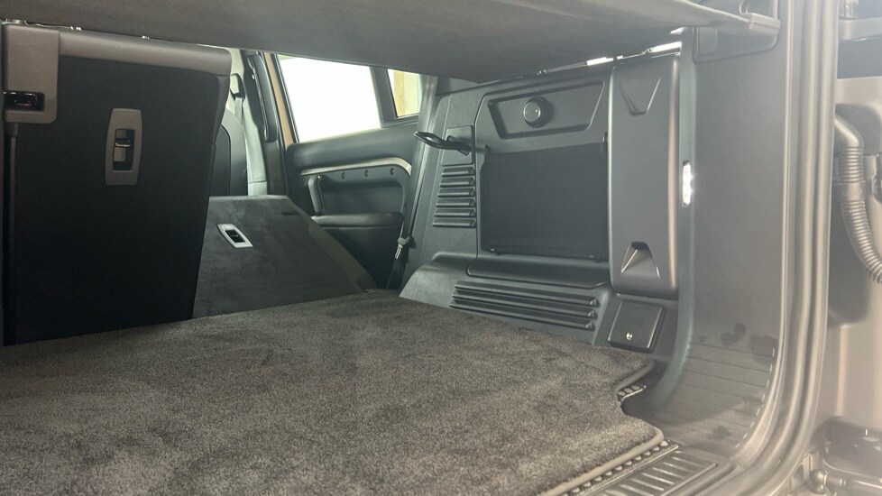 Used Land Rover Defender 2025 for sale - 76095952: Photo 36