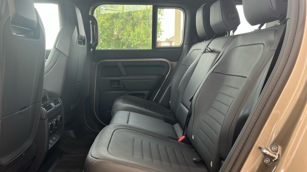 Used Land Rover Defender 2025 for sale - 76095952: Photo 4