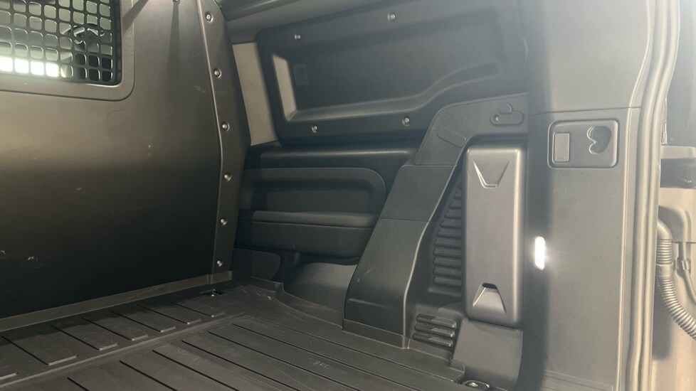 Used Land Rover Defender 2024 for sale - 76007902: Photo 35